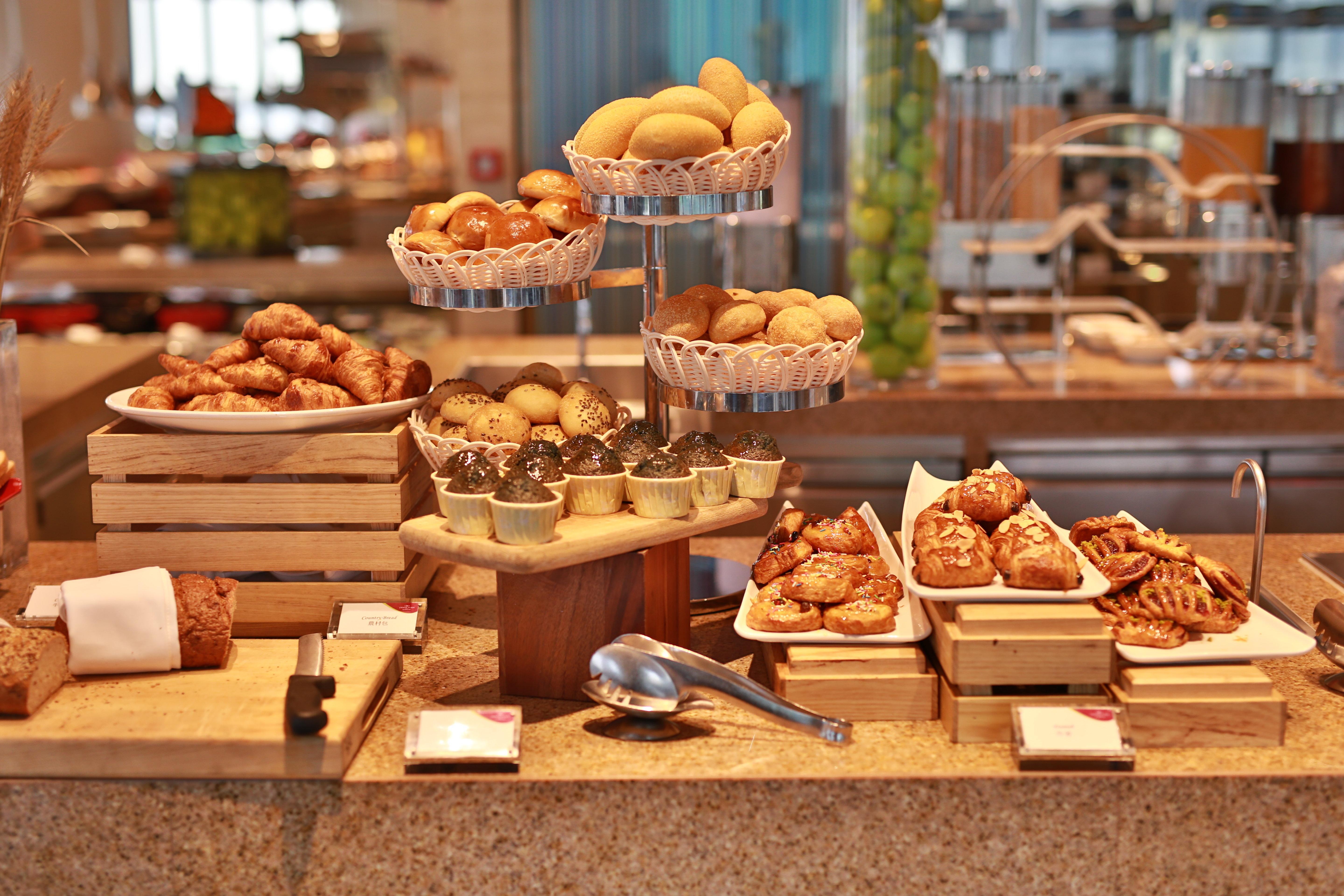 Crowne Plaza Macau By Ihg Otel Dış mekan fotoğraf A buffet of pastries