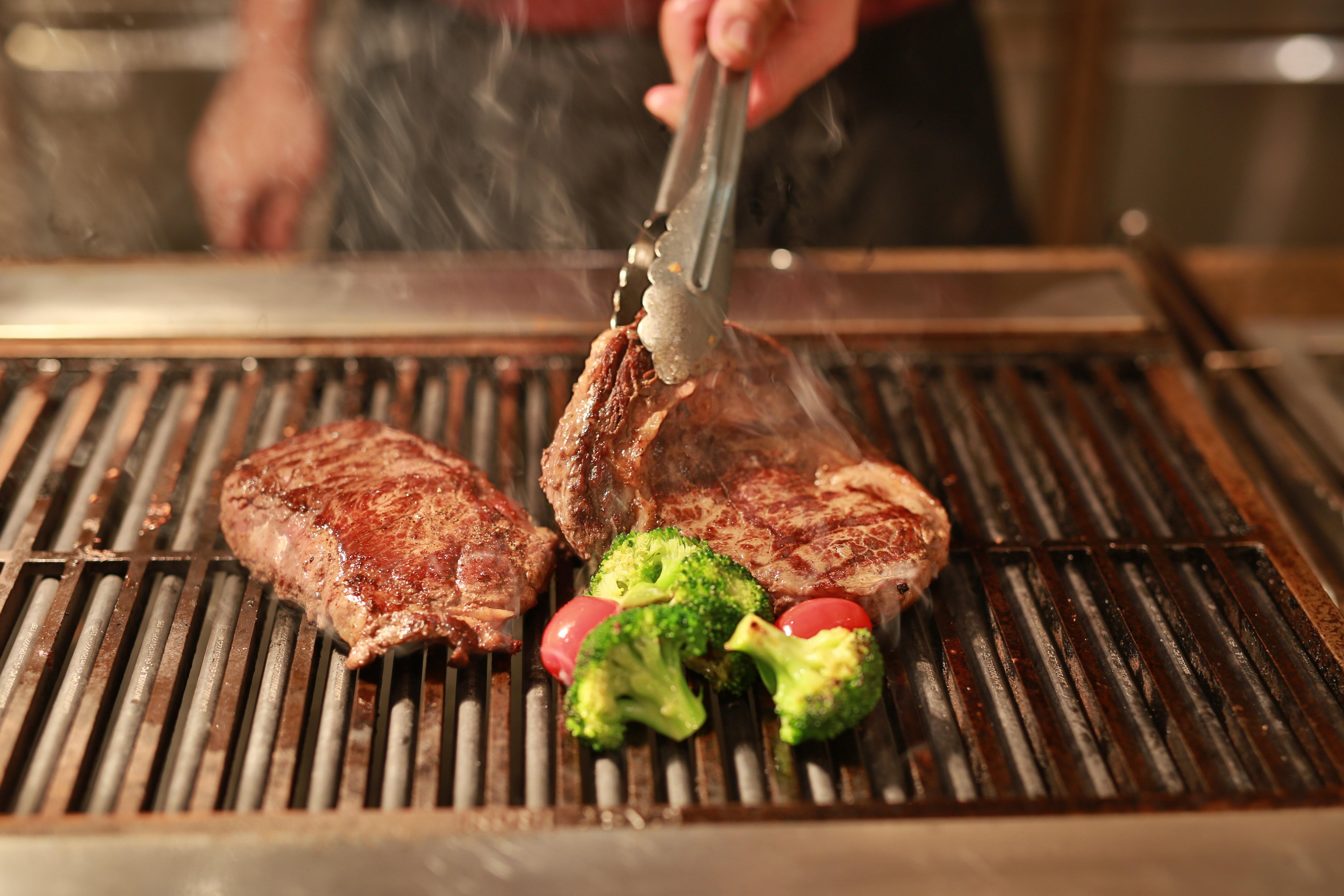 Crowne Plaza Macau By Ihg Otel Dış mekan fotoğraf A steak being grilled