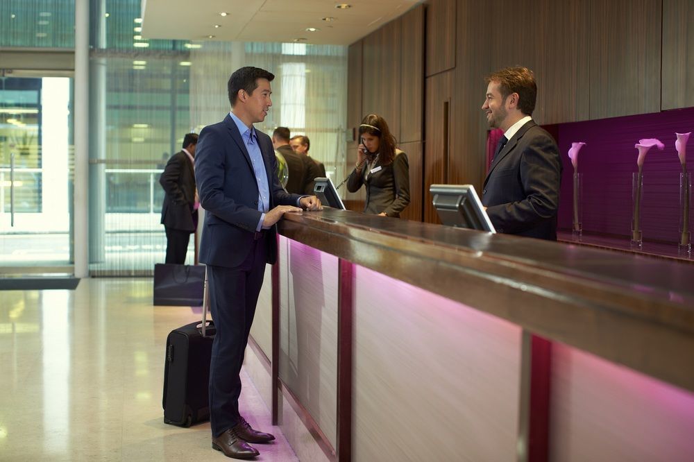 Crowne Plaza Macau By Ihg Otel Dış mekan fotoğraf A hotel receptionist