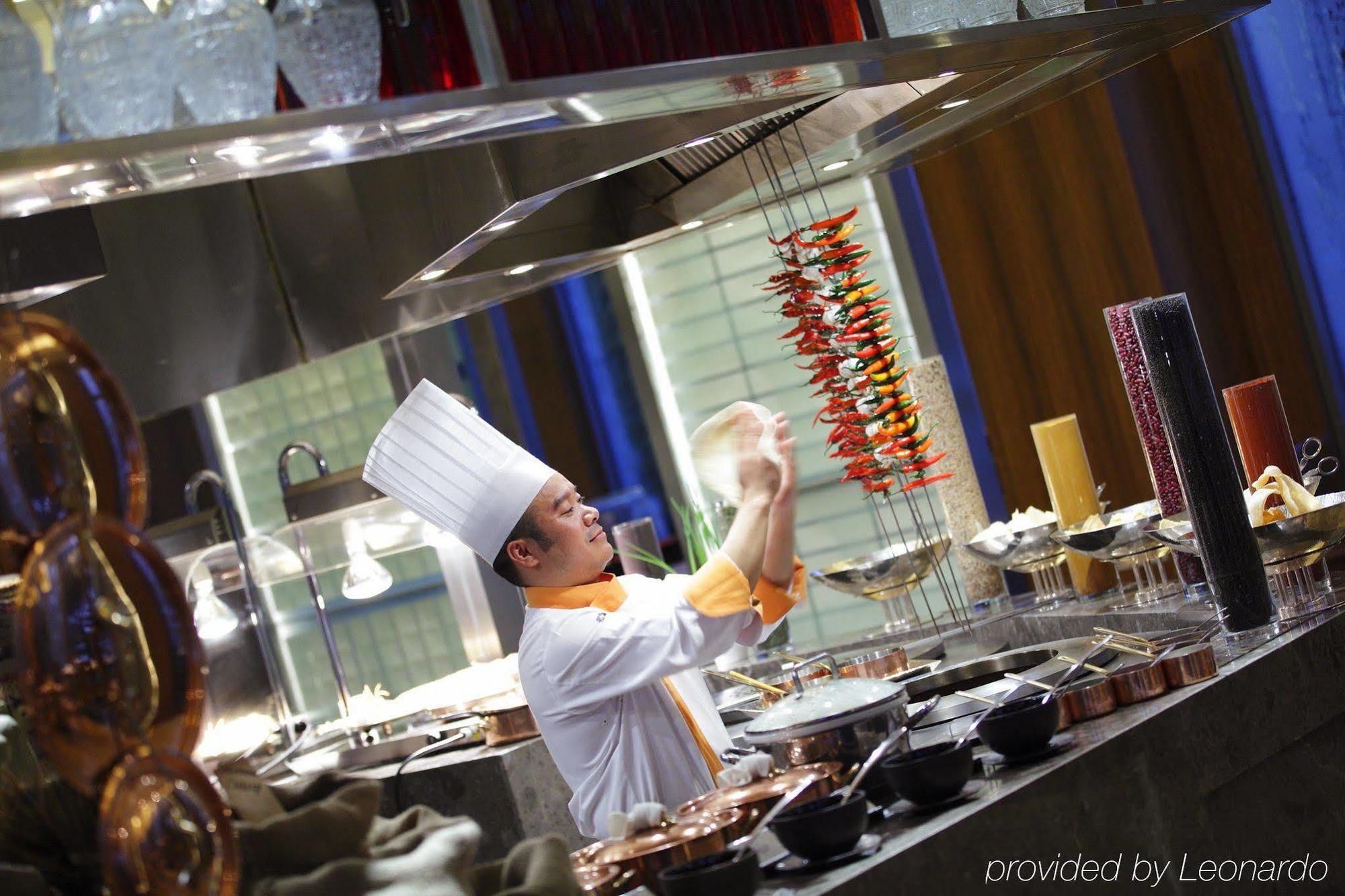 Crowne Plaza Macau By Ihg Otel Dış mekan fotoğraf A chef preparing food at the hotel