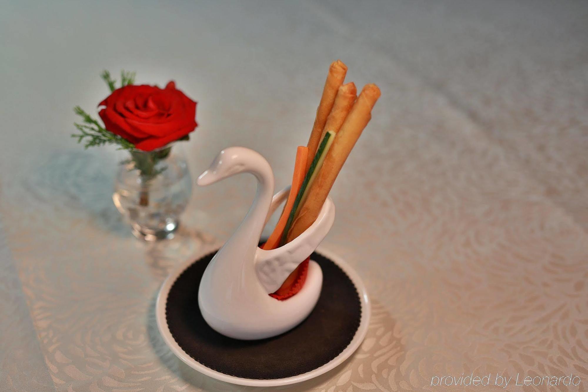 Crowne Plaza Macau By Ihg Otel Dış mekan fotoğraf A swan-shaped chopstick holder