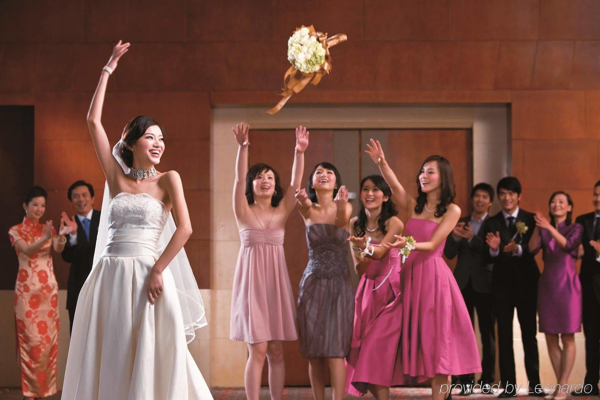 Crowne Plaza Macau By Ihg Otel Dış mekan fotoğraf A bride throwing her bouquet